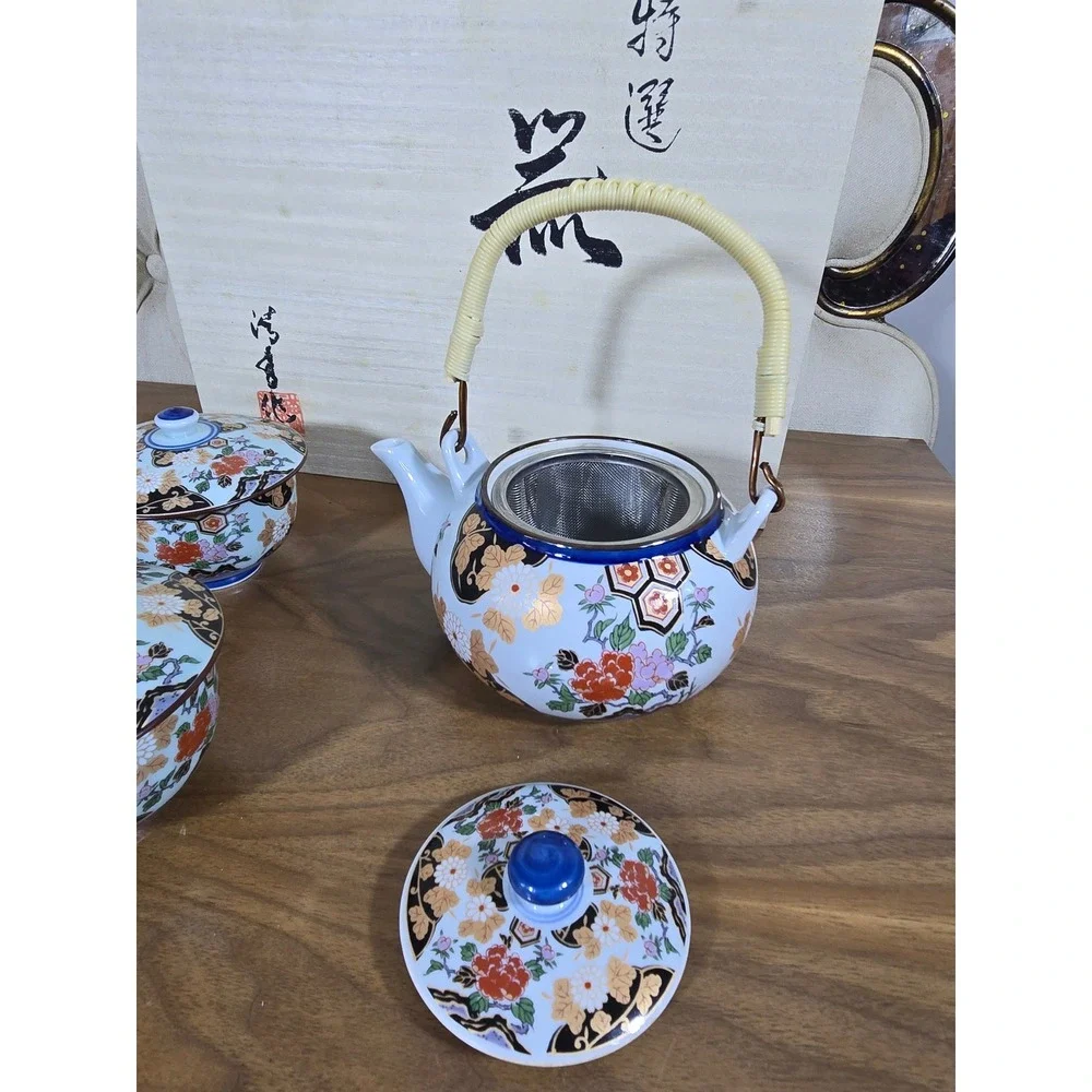 Japanese porcelain tea set with wooden box – Teapot & 5 lidded cups